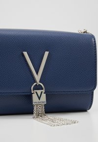 Valentino Bags Axelremsväska - blue