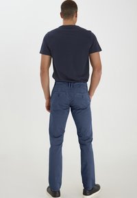 Blend BHBRIXIUS REGULARFIT - Chino stiliaus kelnės - dress blues