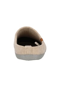 Beige toffel med en mjuk filtöverkraft och en grå sula. Rundad baksida med en beige detalj nära sömmen, minimalistisk design och inga mönster.