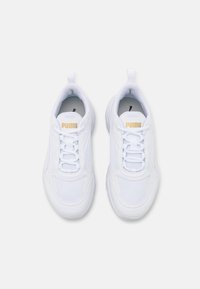Baskets blanches de sport avec un dessus en mesh et synthétique, fermeture à lacets, bout renforcé, tirant à l'arrière et logo doré sur la languette.