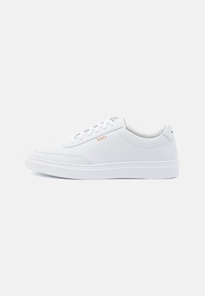 Witte leren sneakers met een gladde textuur, ronde neus en tonale stiksels. Voorzien van blauwe veters en een gouden logo op de zijkant.