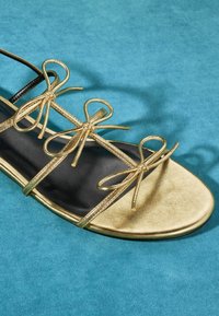 Next FOREVER COMFORT BOW REGULAR/WIDE FIT - Szandálok - gold