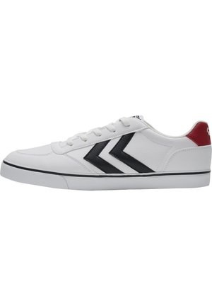 Weißes Leder-Sneaker mit schwarzen Chevron-Streifen, schwarzer Sohle und einem roten Akzent an der Ferse. Runde Zehenpartie und flache Schnürsenkel. Strukturiert.