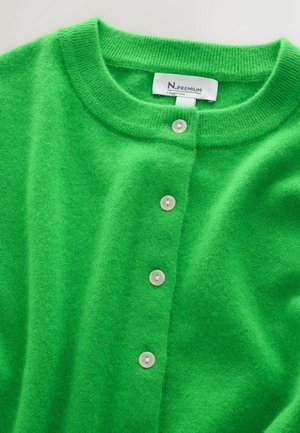 Grøn cardigan i blødt strikket materiale med rund halsudskæring, prydet med fem lyseknapper foran og en tekstureret overflade.
