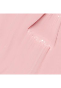 Rosa nagellack med en glänsande finish, som visar en slät textur och jämn applicering, med synliga penseldrag och reflekterande glans.