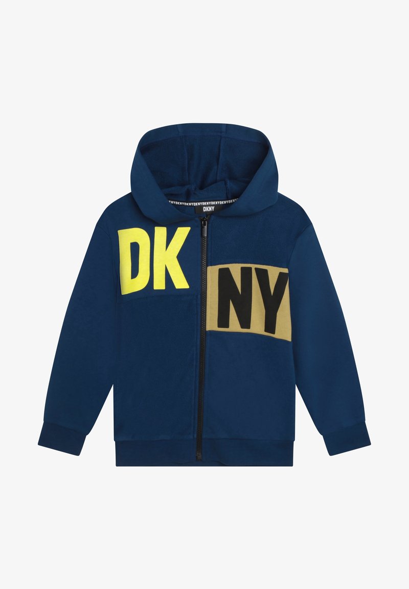 Sweat à capuche zippé bleu marine avec un design imprimé jaune "DK" et noir "NY". Il présente un tissu texturé, deux poches et une capuche avec cordon de serrage.