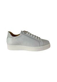 Sneakers bianchi in pelle con una texture liscia, punta tonda, suola piatta bianca e lacci tono su tono. Presentano cuciture minime e un design a taglio basso.