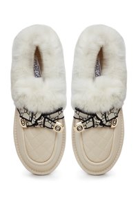 Pantofole beige con texture trapuntata, colletto in finta pelliccia bianca, cinturino decorato e dettagli in oro.
