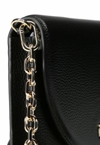 Borsa a tracolla in pelle nera con finitura testurizzata, dotata di una tracolla con catena dorata e dettagli in metallo. Bordi curvi e chiusura con pattina.