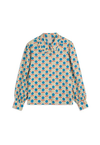 Langärmlige Bluse aus hellblauem Stoff mit einem bunten Punkt- und geometrischen Muster, begleitet von einem Rüschenkragen und einer Knopfleiste.