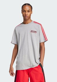 adidas Originals T-shirt med print - medium grey heather better scarlet