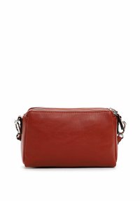 Borsa a tracolla rossa in pelle con forma rettangolare, chiusura con zip e dettagli in hardware argentato. Texture liscia con un design minimalista.