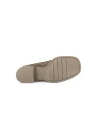 Beige rubberen schoenzool met textuur voor grip, gebogen vorm en een subtiele logo. Bevat horizontale lijnen en kleine nopjes voor tractie.