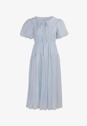 Lichtblauwe midi-jurk met pofmouwen, geplooid lijfje, taille-details en een klein strikje aan de voorkant bij de halslijn.