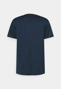 Námořnické modré tričko s krátkým rukávem vyrobené z hladké tkaniny. Dává příjemný kulatý výstřih a má bezešvý design zad s minimálními švy.