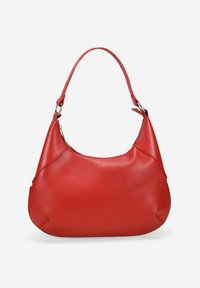 Bolso de mano de cuero rojo con forma curvada, una sola asa y acentos cosidos. Presenta una textura suave y un cierre de cremallera.