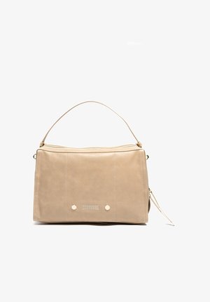 Sac à main en cuir beige de forme rectangulaire, avec une poignée supérieure unique, une fermeture éclair à l'avant et deux clous décoratifs. Texture lisse avec des détails de surpiqûre.