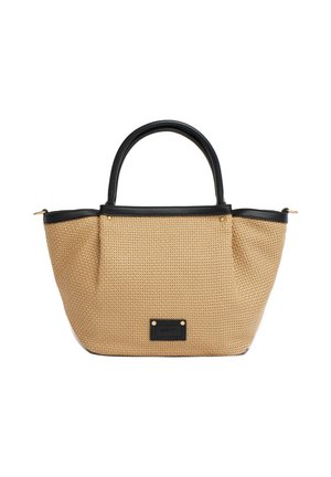 Borsa tote beige intrecciata con manici in pelle nera, rifiniture e un’etichetta rettangolare nera al centro davanti su sfondo bianco.