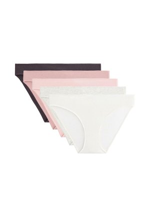 Pięć par damskich bawełnianych majtek w kolorze ciemnofioletowym, jasnoróżowym, różowym, jasnoszarym i białym, z cienkim elastycznym paskiem w talii i gładką fakturą.