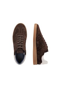 Ein Paar braune Wildledersneaker mit hellbraunen Sohlen, weißen Akzenten an der Ferse und braunen Schnürsenkeln, dargestellt in der Draufsicht und der Seitenansicht auf einem weißen Hintergrund.