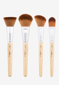 Set aus vier Make-up-Pinseln mit Bambusgriffen, silbernen Ferrulen und weichen, dichten Borsten in verschiedenen Formen: flach, rund, schräg und spitz.