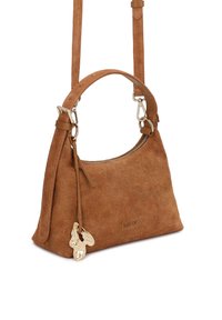 Sac à main en daim marron avec une poignée incurvée, une fermeture éclair et des breloques dorées décoratives. Comprend une bandoulière détachable et une finition texturée.