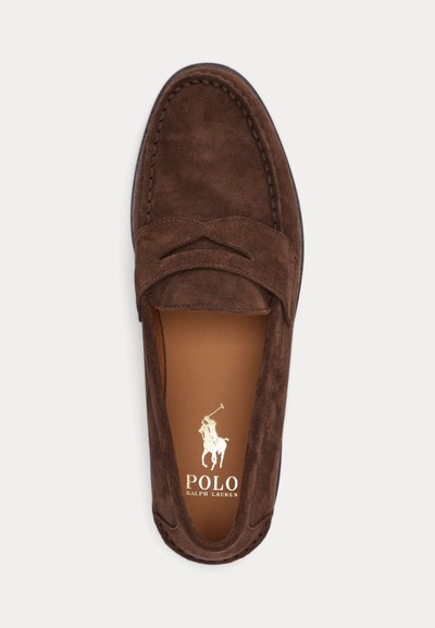 Bruine suède loafer met moc toe stiksel en een banddetail, met Polo Ralph Lauren-logo in de schoen.