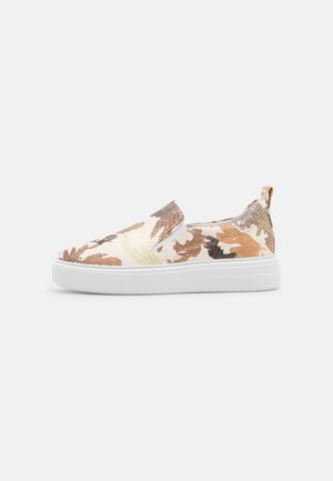 Sneaker slip-on con un motivo mimetico multi-colore a trama in tonalità di marrone e bianco. Presenta una suola in gomma bianca e un tab di trazione sul tallone.