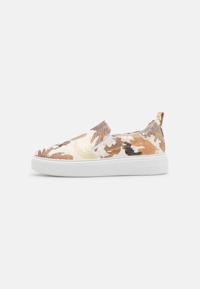 Sneaker slip-on con un motivo mimetico multi-colore a trama in tonalità di marrone e bianco. Presenta una suola in gomma bianca e un tab di trazione sul tallone.