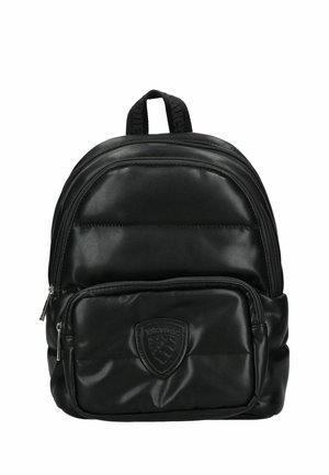 Sort faux læder rygsæk med polstret design, dobbelt lynlåslommer og en frontlomme med et skjoldlogo. Topgreb til bæring.