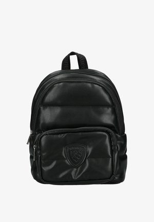 Zaino in ecopelle nera con design imbottito, doppi scomparti con zip e tasca frontale con logo a scudo. Maniglia superiore per il trasporto.