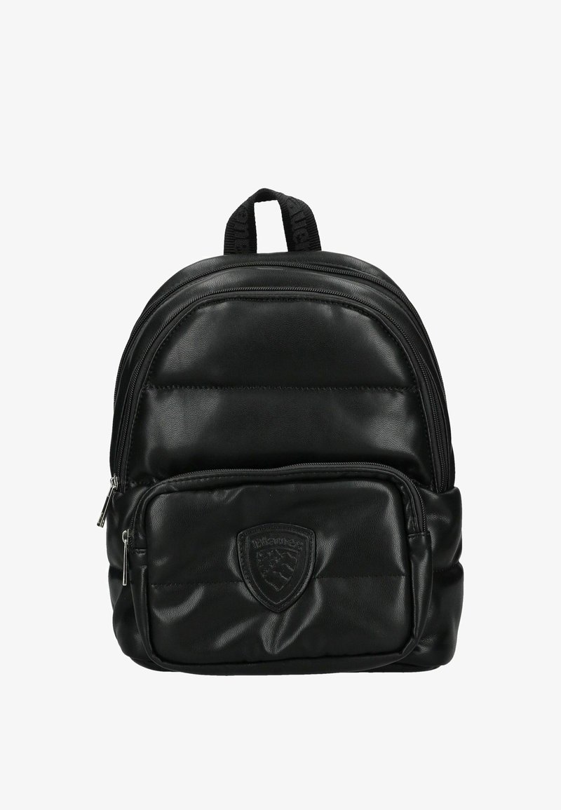 Zaino in ecopelle nera con design imbottito, doppi scomparti con zip e tasca frontale con logo a scudo. Maniglia superiore per il trasporto.