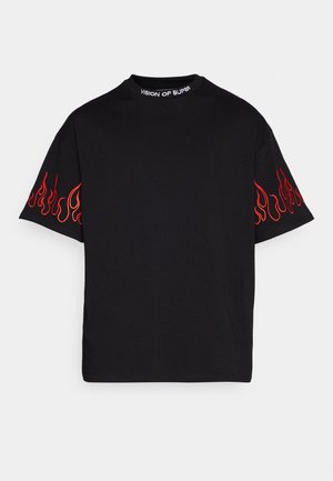 T-shirt in cotone nero con maniche corte, caratterizzata da ricami di fiamme rosse sulle maniche e testo "VISION OF SUPER" sul colletto.