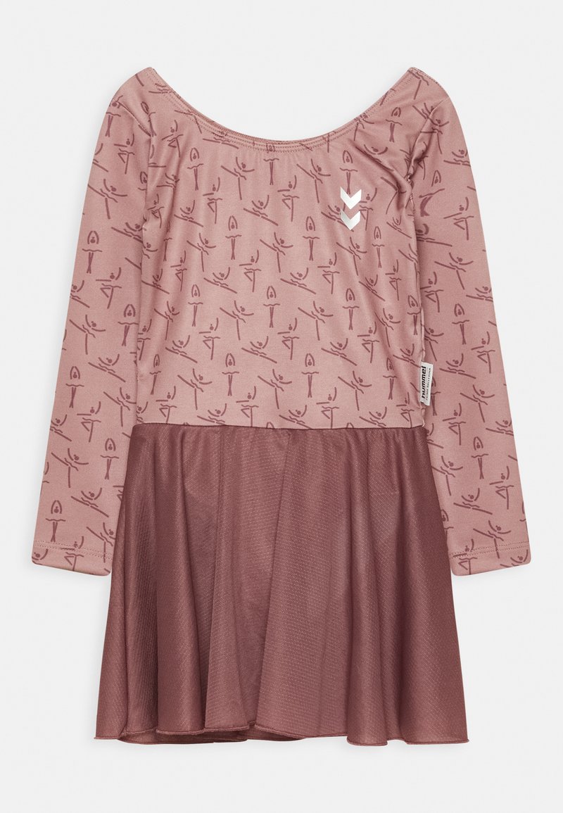 Robe à manches longues avec un haut rose à motifs présentant des figures abstraites, se transformant en une jupe maroon unie texturée légèrement transparente.