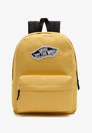 Żółty plecak z przednią kieszenią na zamek i czarną naszywką z logo, na której widnieje napis "VANS 'OFF THE WALL'". Posiada czarne paski i teksturowany materiał.