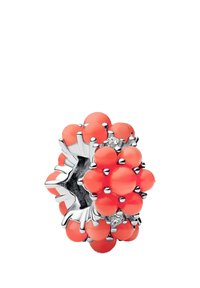 Ciondolo in perle di corallo con accenti in argento, caratterizzato da un design floreale. Texture liscia, forma a grappolo e piccolo dettaglio a forma di diamante al centro.