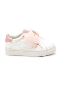 Baskets blanches avec un motif de nœud en relief, accents en daim rose, grande boucle en tulle rose à l'avant et semelle en caoutchouc blanche.
