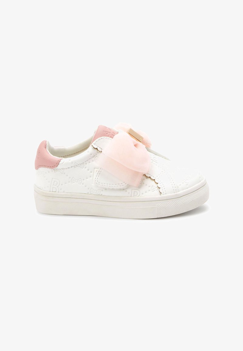 Weiße Sneaker mit geprägtem Schleifenmuster, rosa Wildleder-Akzenten, großer rosa Tüllschleife an der Vorderseite und weißer Gummisohle.