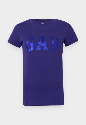 Paarse katoenen T-shirt met een glanzend blauw "GAP" logo in vetgedrukte letters. Korte mouwen en een ronde halsontwerp.