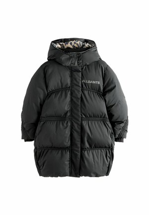 Schwarze Daunenjacke mit Kapuze, die ein horizontales Steppmuster, ein Logo auf der Vorderseite und ein Futter mit Tiermotiv aufweist.