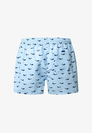 Jasnoniebieskie szorty kąpielowe z materiału, zdobione wzorem małych ciemnoniebieskich wielorybów; elastyczna talia i tylna kieszeń.