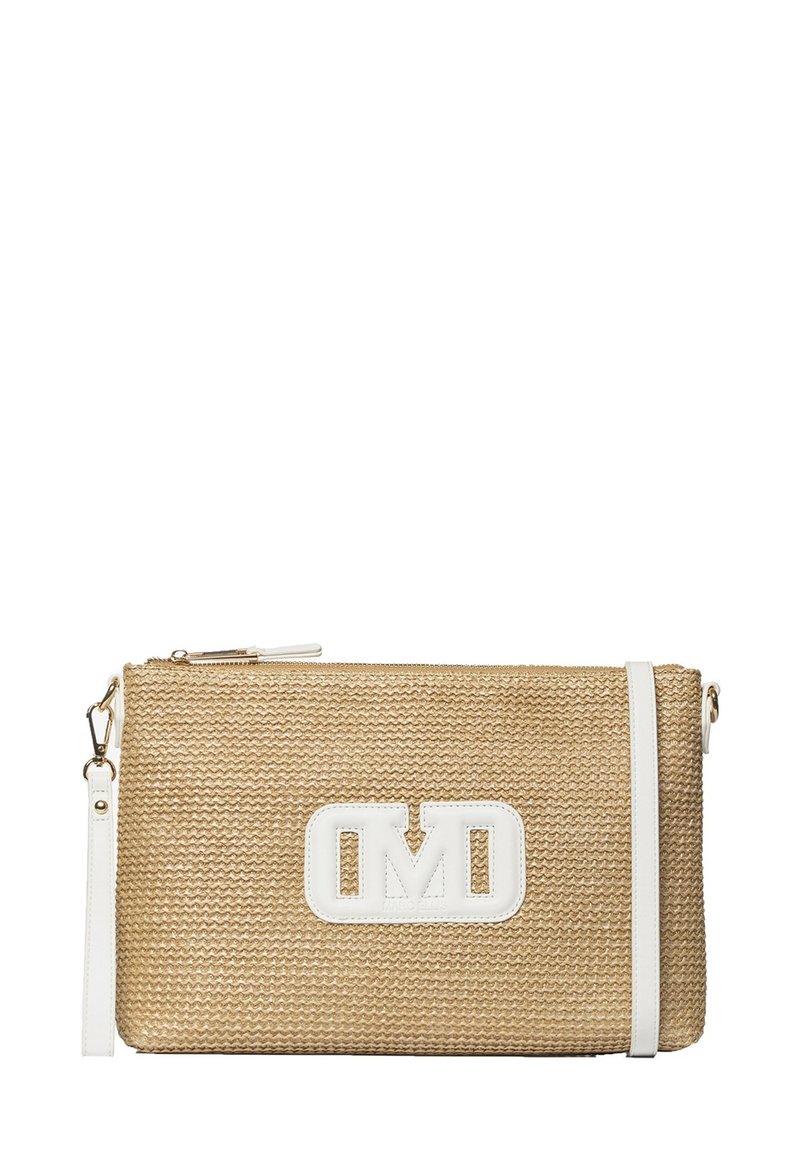 Pochette en paille tressée avec une teinte dorée, des accents en cuir blanc et un logo proéminent. Dispose d'une fermeture éclair et d'une bandoulière amovible.