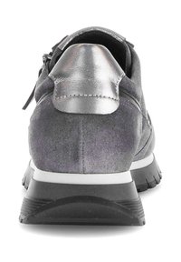 Dunkelgraue Wildledersneaker mit einem metallischen Akzent an der Ferse, runder Form, strukturiertem Oberflächenmaterial und einer schwarzen Gummisohle.