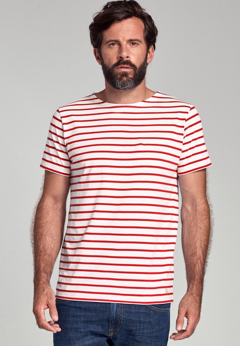 Rood-wit gestreept T-shirt, ronde hals, korte mouwen, gemaakt van katoen. Heeft een klein logo accent nabij de zoom.