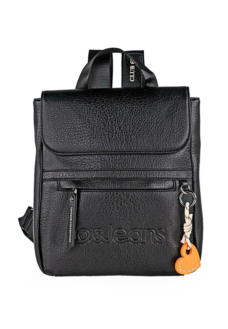 Mochila de cuero negro con una superficie texturizada, solapa frontal, bolsillo con cremallera y un charm tejido. Cuenta con correas ajustables y detalles del logo.