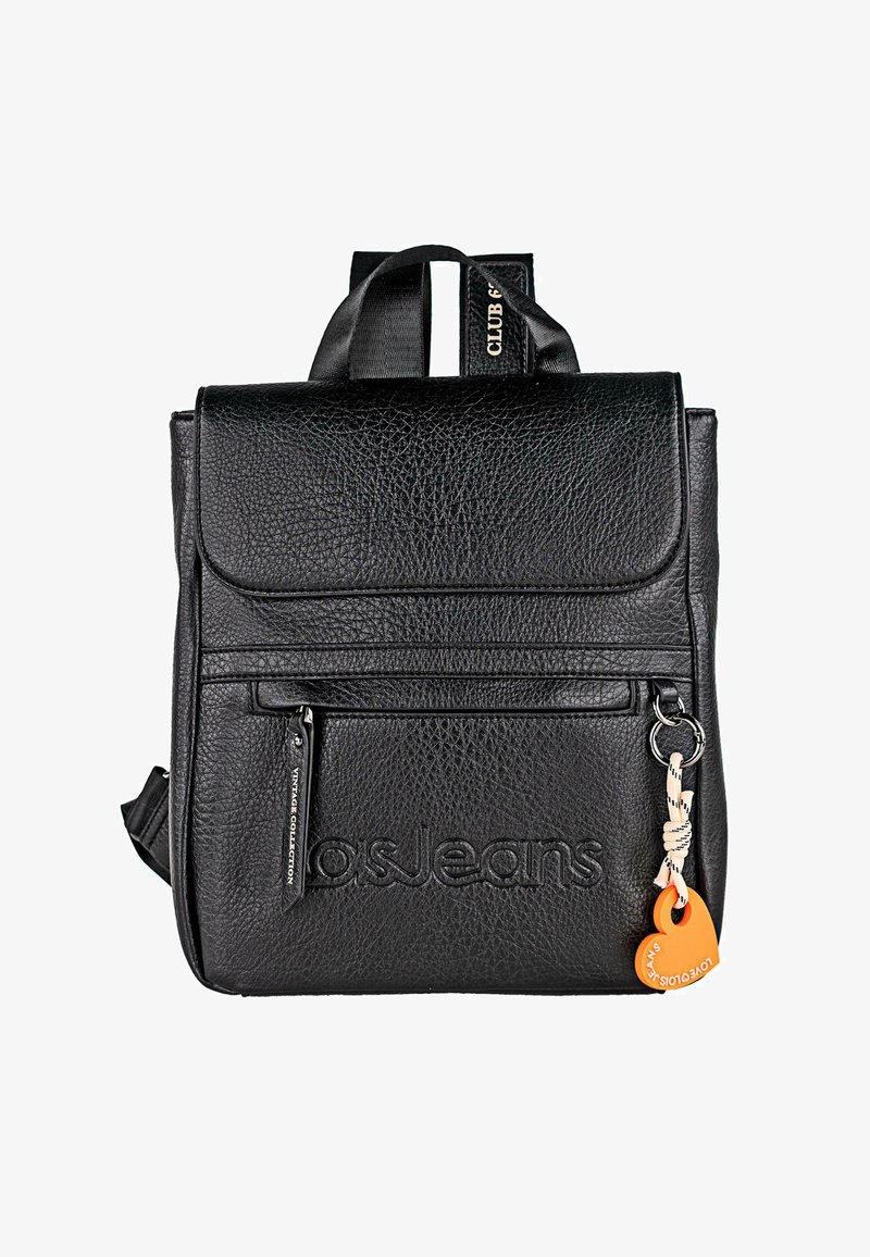 Mochila de cuero negro con una superficie texturizada, solapa frontal, bolsillo con cremallera y un charm tejido. Cuenta con correas ajustables y detalles del logo.