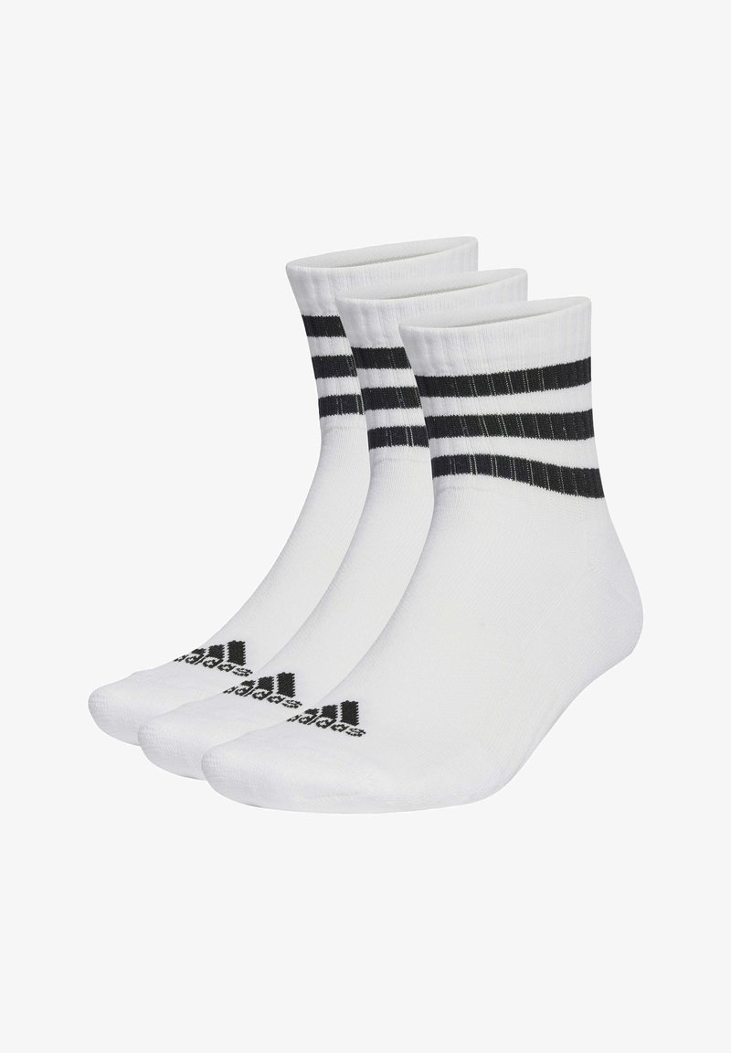 Weiße Sportsocken mit gerippter Struktur, drei schwarzen horizontalen Streifen am oberen Rand und schwarzem Branding an der Sohle. Set aus drei Paaren.