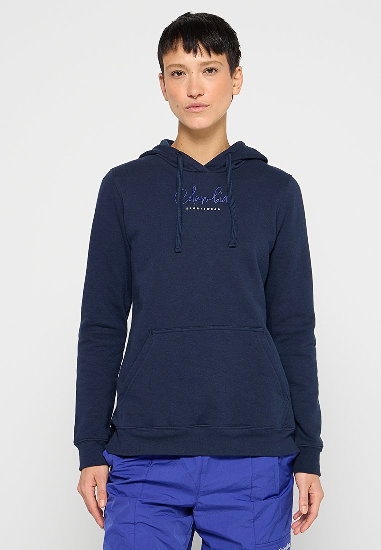 Felpa con cappuccio blu navy realizzata in tessuto morbido, con tasca frontale e un design del logo in colori contrastanti sul petto.