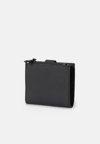 Carteira de pele preta com fecho de zipper, apresentando uma textura suave e um formato retangular elegante, projetada para armazenamento compacto.