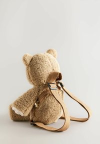 Bruine teddybeer-vormige rugzak gemaakt van pluche stof met een getextureerd oppervlak, voorzien van verstelbare banden en een rits op de achterkant.